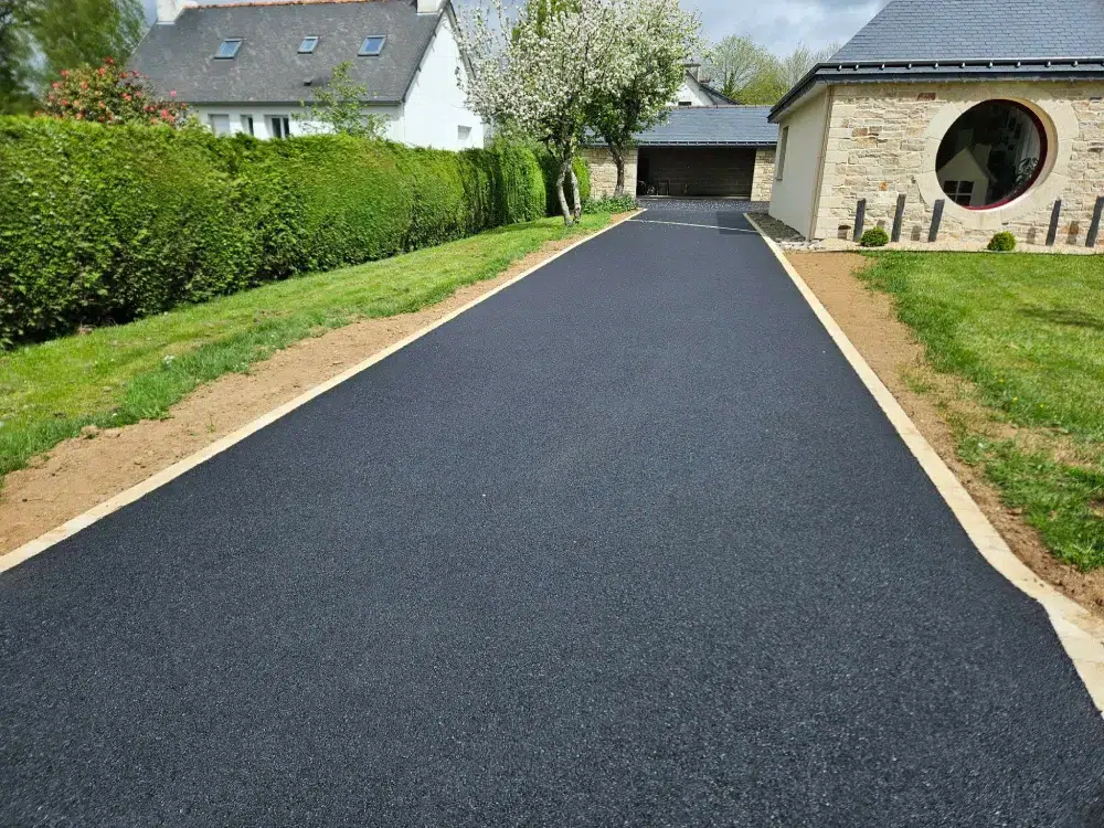 Allée en enrobé et pavés